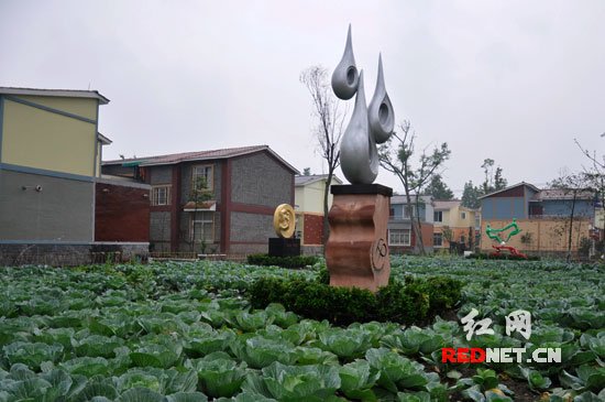 雕塑家园适合住家吗,雕塑家园适合住家吗，深入数据解析与策略探讨——复古版视角,实地数据验证策略_轻量版70.68.52