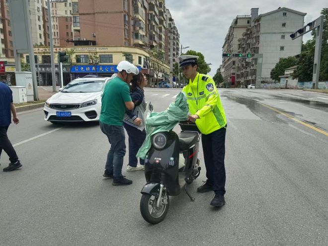 男子骑车卖糖葫芦遭遇巡逻队追逐，喇叭喊话的重要性与方法解析，专家说明解析_钱包版57.35.84